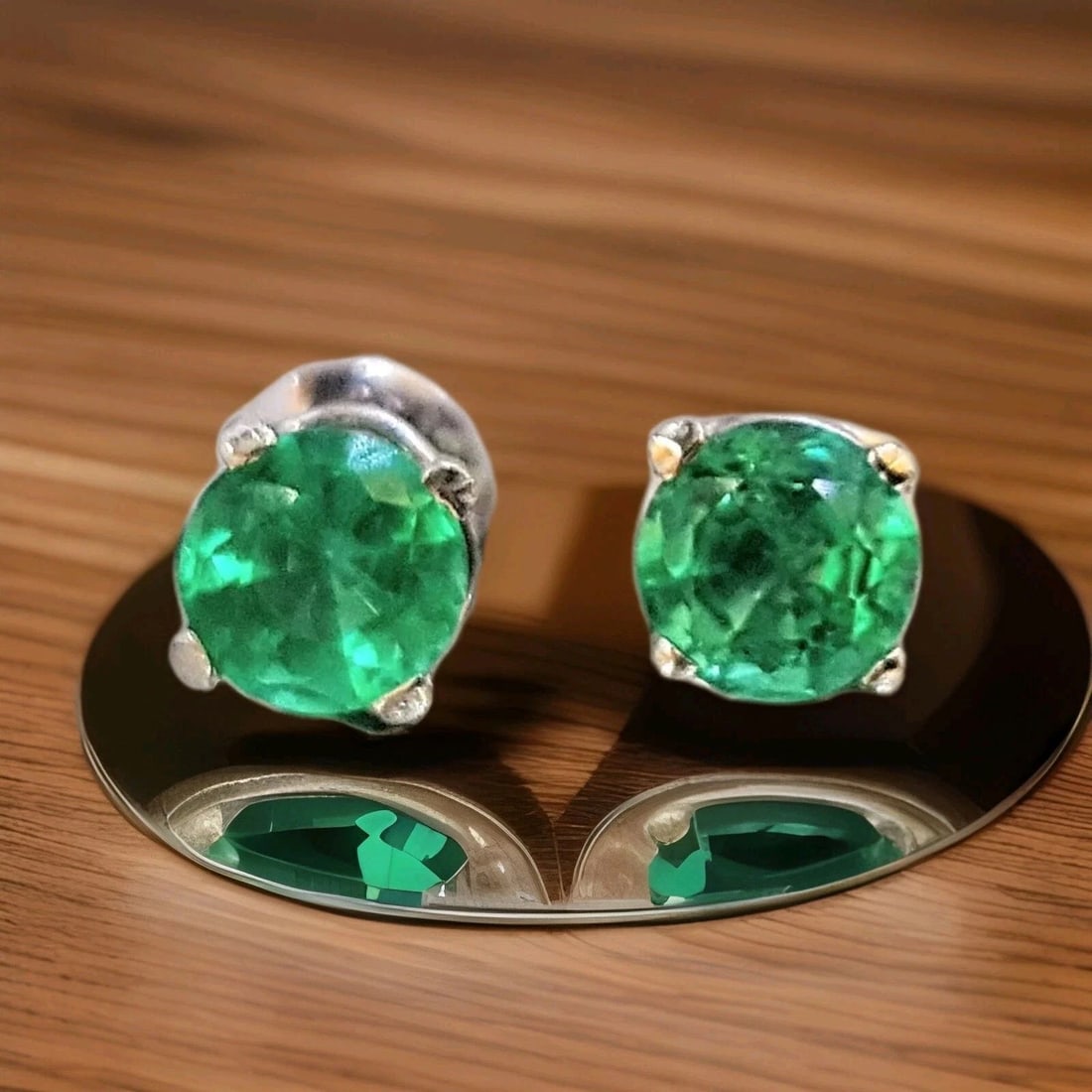 14K WHITE GOLD NATURAL 0.95CT. GREEN COLOMBIA EMERALD STUDS EARRINGS: 14K WHITE GOLD NATURAL 0.95CT. GREEN COLOMBIA EMERALD STUDS EARRINGS 14K white gold STUDS EARNINGS . NATURAL GREEN COLOMBIA EMERALD 0.95carat total weight SIZE 5MM ROUND shape QUALITY IS VERY NICE ,NI