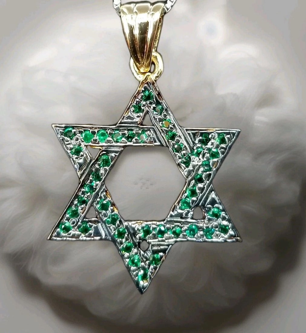 14K MULTI-TONE GOLD NECKLACE STAR DAVID PENDANT 1.15CT NATURAL GREEN EMERALD: 14K WHITE GOLD NECKLACE STAR DAVID PENDANT 1.15CT NATURAL GREEN EMERALD 14k white gold necklace star David pendant set natural green emerald weight 1.15ct size of the star pendant 1 inch long and wide