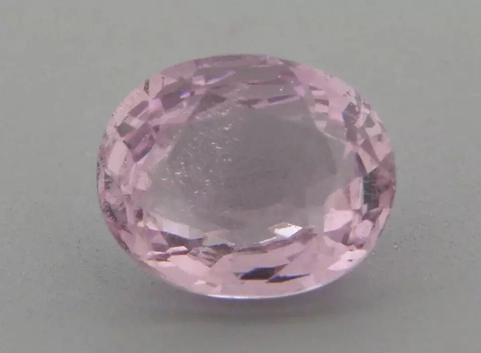 LOOSE NATURAL OVAL CUT SPINEL Sale is for a single stone 1.83ct weight Spinel measures 8.7x6.7mm (1 of 2)