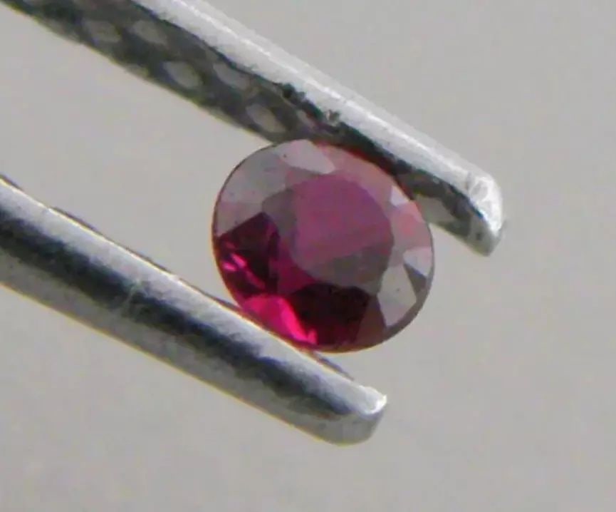 LOOSE NATURAL TOP COLOR RUBY Sale is for 1 round cut natural pigeon blood ruby Ruby measures 3.5mm (1 of 2)