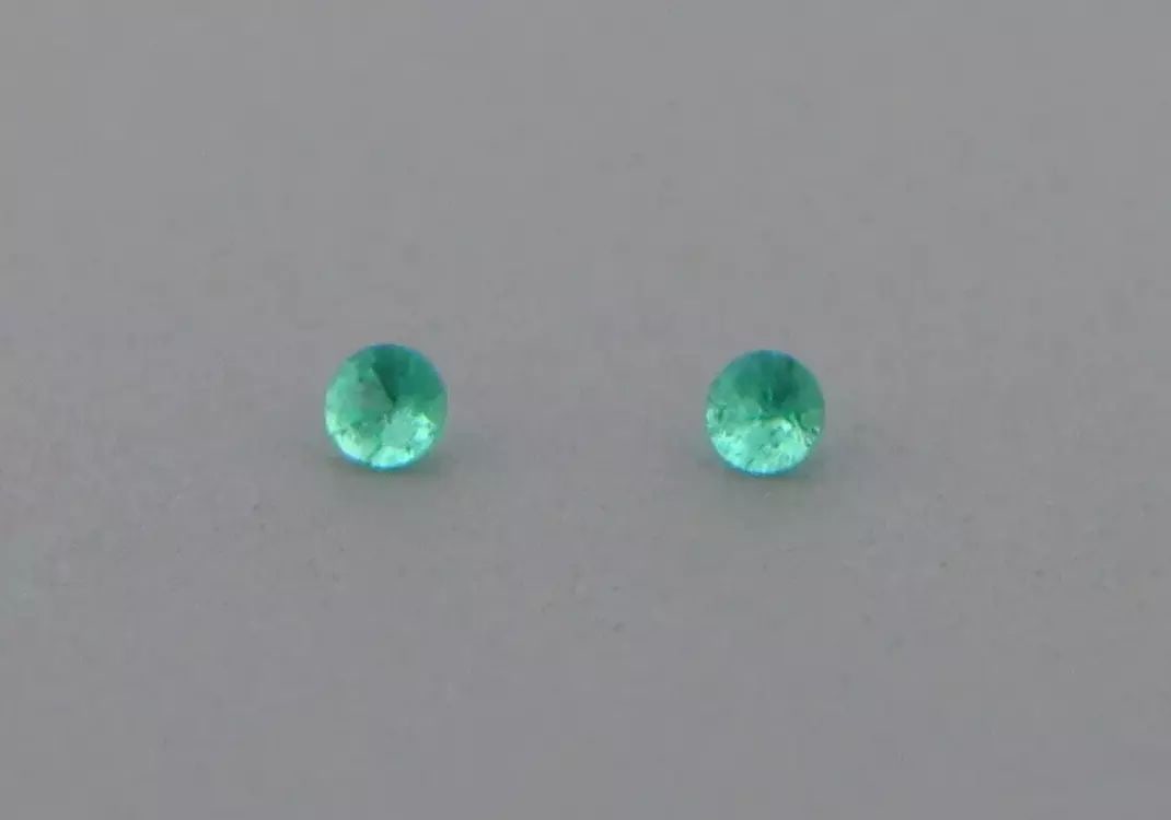 LOOSE NATURAL COLOMBIAN EMERALD ROUND CUT Sale is for 2 round cut natural Emeralds Matching pair: LOOSE NATURAL COLOMBIAN EMERALD ROUND CUT Sale is for 2 round cut natural Emeralds Matching pair Emeralds measures 1mm in diameter New, never used before, perfect for jewelry repair