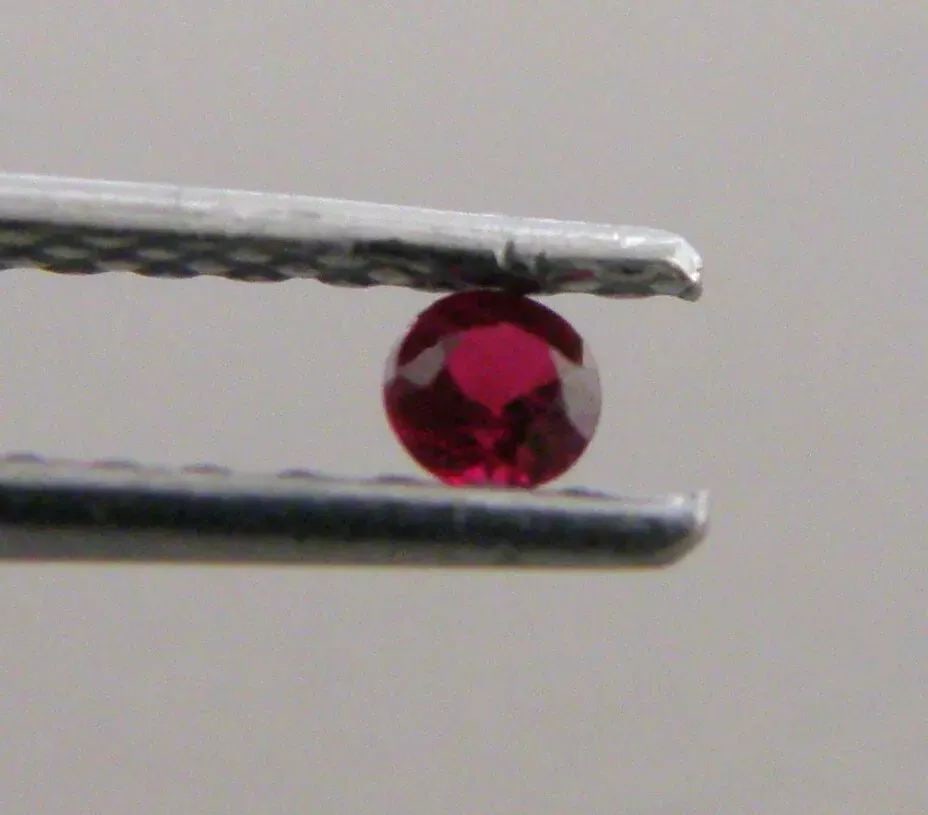 2.5mm ROUND CUT LOOSE NATURAL PIGEON BLOOD RED COLOR RUBY (1 of 2)