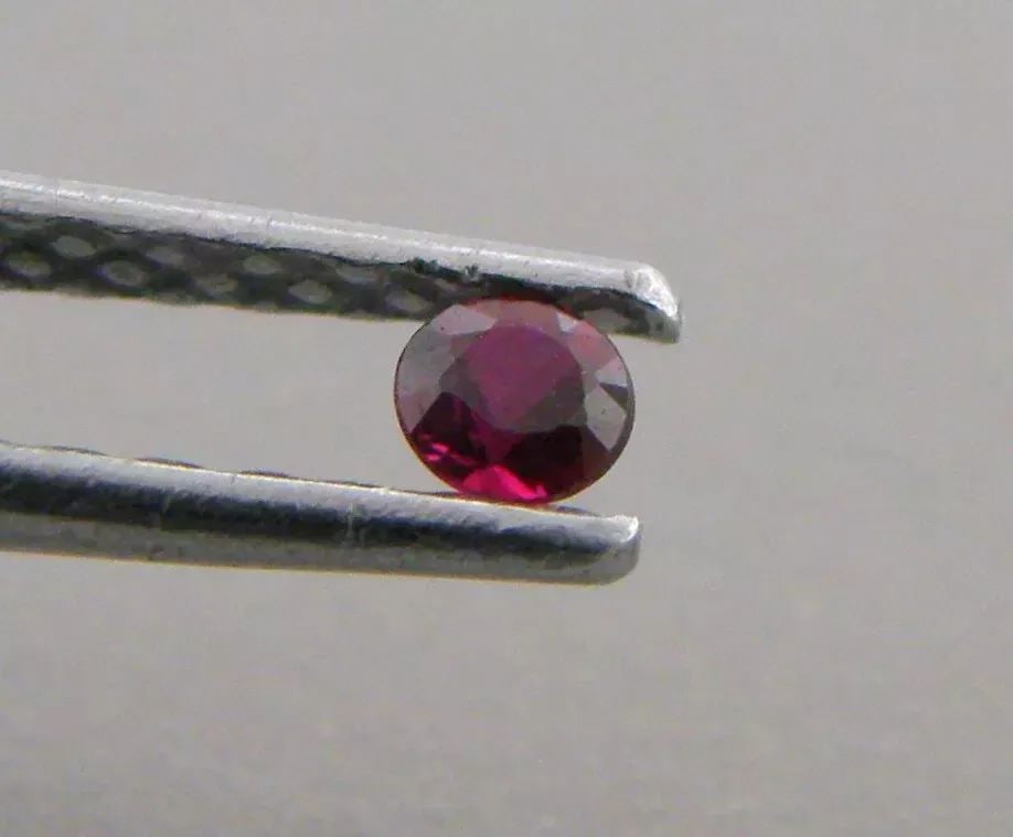 2.9mm ROUND CUT LOOSE NATURAL PIGEON BLOOD RED COLOR RUBY (1 of 2)