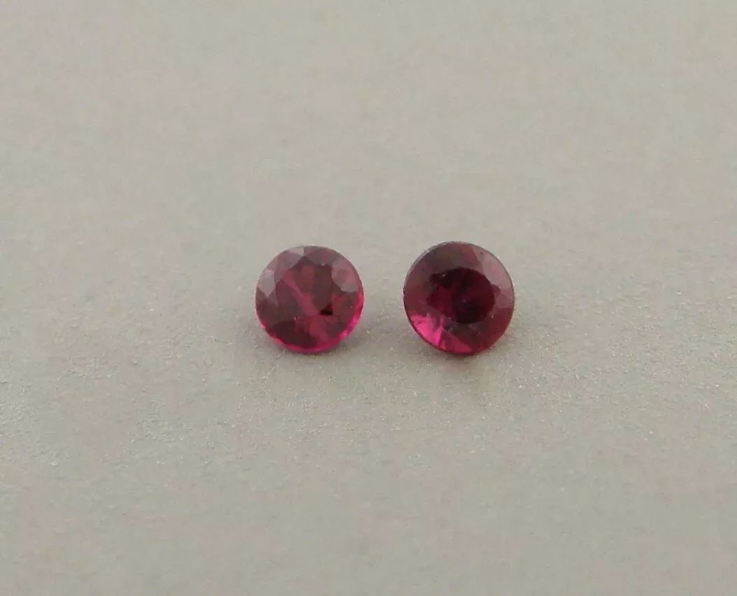 2.4mm ROUND CUT MATCHING PAIR LOOSE NATURAL PIG4x3mm OVAL CUT LOOSEON BLOOD RUBY (1 of 2)