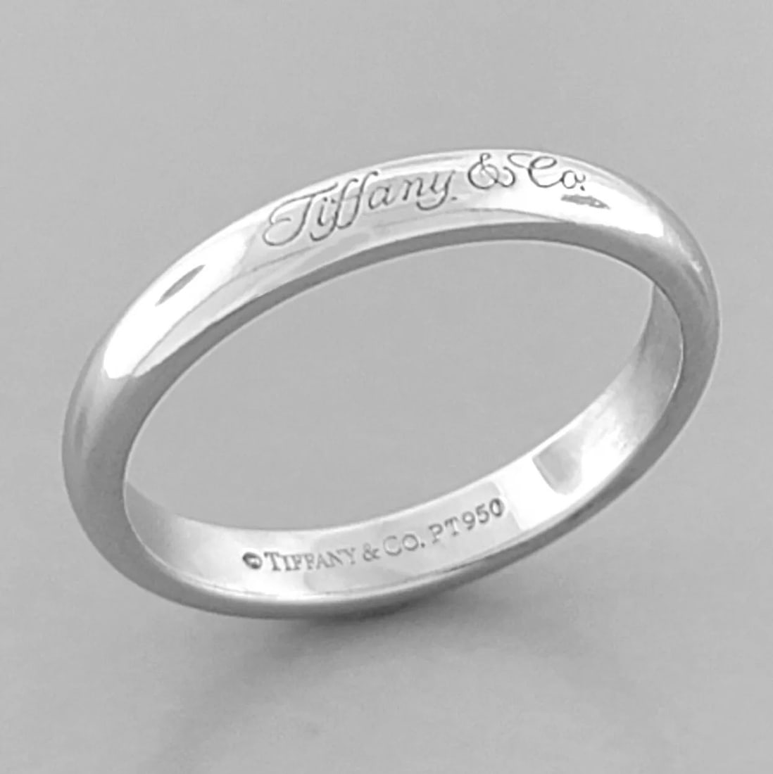 TIFFANY & Co. 3mm NOTES PLATINUM LUCIDA WEDDING BAND RING SIZE 5 POUCH: TIFFANY & Co. NOTES WEDDING BAND RING Ring size is a 5 Ring measures 3mm wide 1.6mm Thick/High Tiffany & Co. 3mm Notes Platinum Lucida wedding band Pre-owned in Excellent condition, please refer to