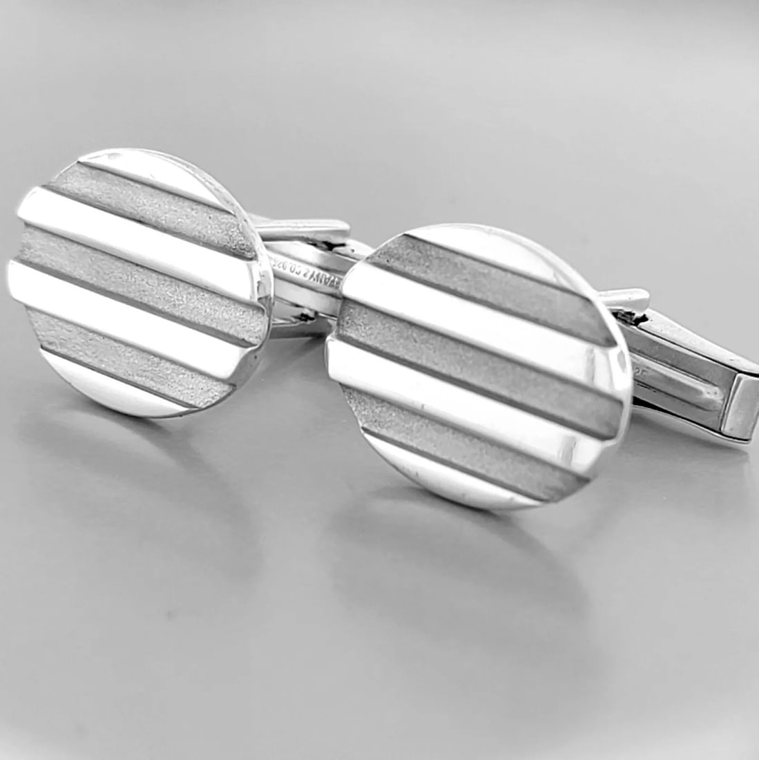 TIFFANY & Co. STERLING SILVER OVAL GROOVE CUFFLINK: TIFFANY & CO STERLING SILVER GROOVE CUFFLINKS Face measures 0.59" H x 0.78" W Sterling silver oval groove cufflinks Pre-owned in good condition, please refer to pics Stamped TIFFANY & CO. 1995 925