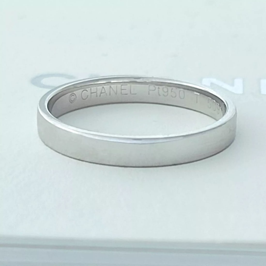 CHANEL 3mm PLATINUM WEDDING BAND RING SIZE 6.5 - 53: CHANEL PLATINUM WEDDING BAND RING Ring size is a 6.5 Ring measures 3mm wide Chanel Platinum 3mm wide flat wedding band Comfort fit Pre-owned in Excellent condition, please refer to pics Paperwork