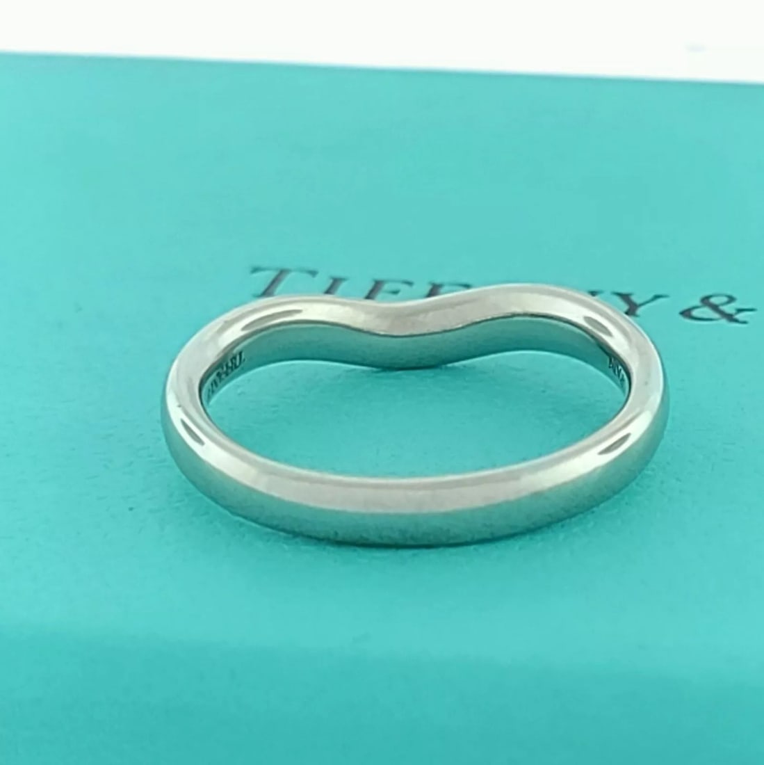 TIFFANY & Co. 3mm PLATINUM ELSA PERETTI CURVED WEDDING BAND RING SIZE 7: TIFFANY & Co. WEDDING BAND RING Ring size is a 7 Ring measures 3mm wide Rounded comfort fit 2mm Thick/High Tiffany & Co. Platinum curved wedding band Pre-owned in Excellent condition, please refer