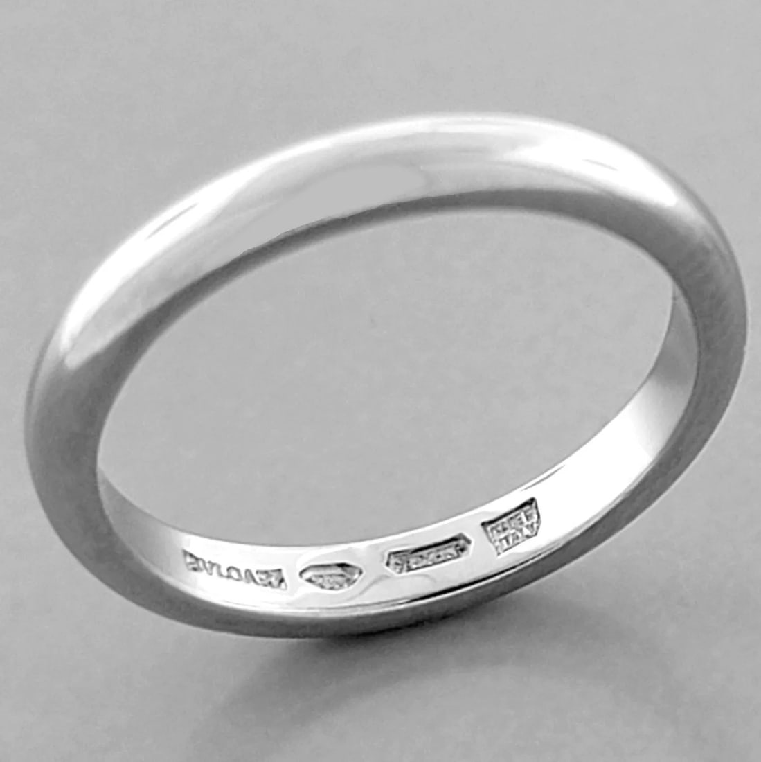 BVLGARI FEDI PLATINUM DOMED WEDDING BAND RING SIZE 4.5: BVLGARI FEDI PLATINUM WEDDING BAND RING Ring size is a 4.5 Ring measures 2.5mm wide Bvlgari Fedi Platinum wedding band Pre-owned in Excellent condition, please refer to pics Stamped - BVLGARI pt950 MA