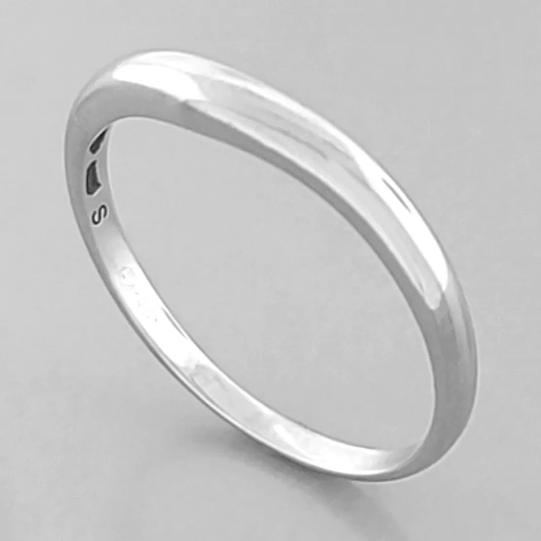 BVLGARI CORONA CURVED PLATINUM WEDDING BAND RING SIZE 6.5 PAPERWORK: BVLGARI CORONA PLATINUM WEDDING BAND RING Ring size is a 6.5 Ring measures 1.7mm wide in front and 1.2mm in the back Bvlgari Corona Platinum wedding band Pre-owned in Excellent condition, please refer
