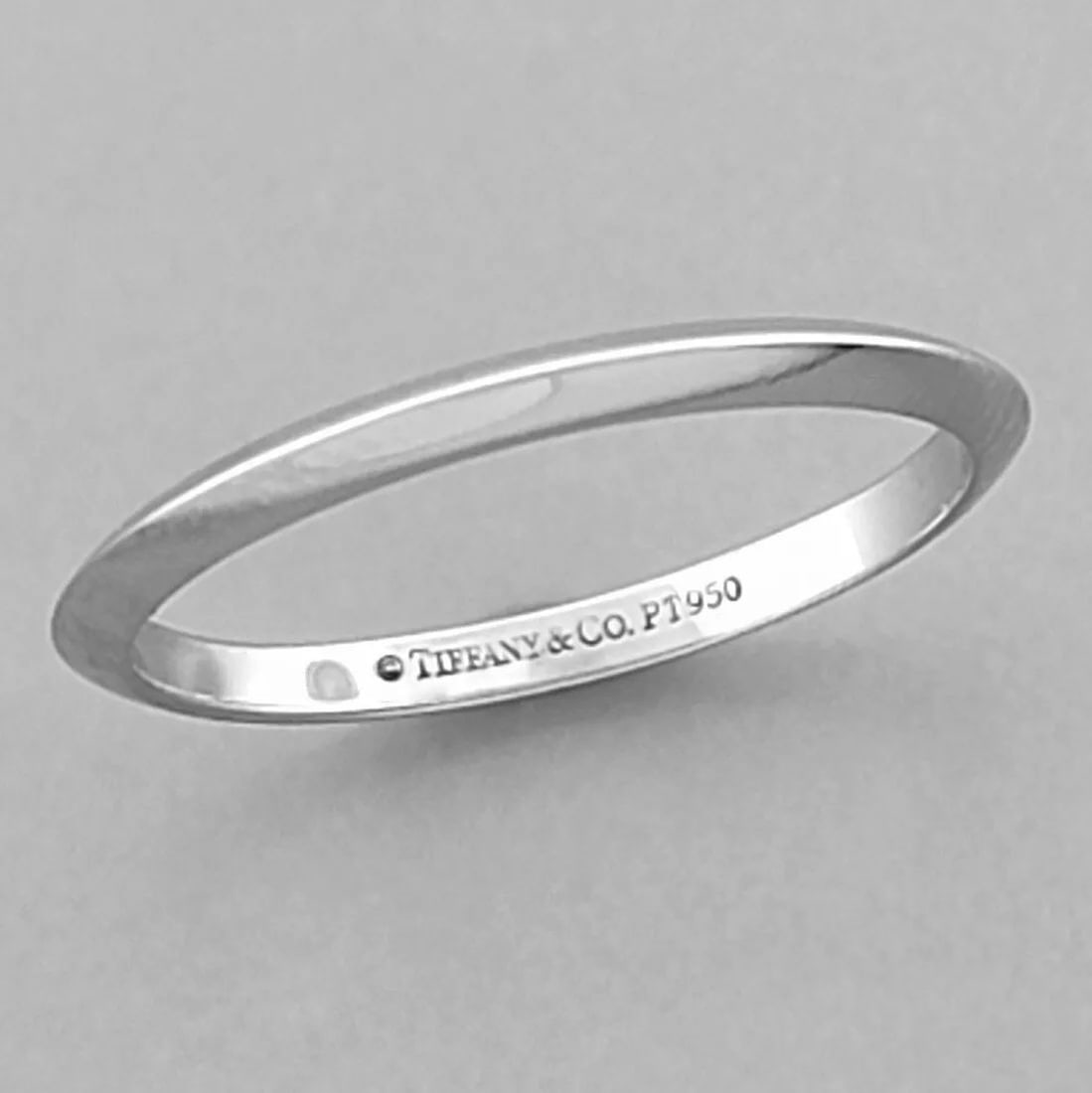 TIFFANY & Co. 2mm PLATINUM KNIFE EDGE WEDDING BAND RING SIZE 9: TIFFANY & Co. PLATINUM WEDDING BAND RING SIZE 9 Ring size is a 9 Ring measures 2mm wide 1.6mm Thick/High Tiffany & Co. Platinum knife edge wedding band ring Pre-owned in Excellent condition, please re