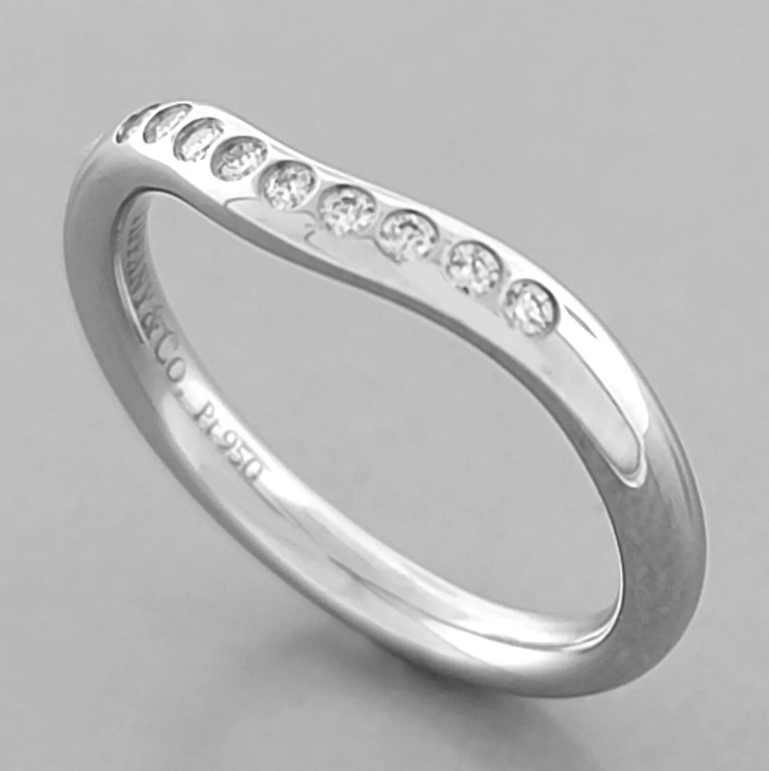 TIFFANY & Co. 2mm PLATINUM DIAMOND ELSA PERETTI CURVED WEDDING BAND RING: TIFFANY & Co. WEDDING BAND RING Ring size is a 3.5 Ring measures 2mm wide Rounded comfort fit 1.7mm Thick/High Tiffany & Co. Diamond Platinum curved wedding band Pre-owned in Excellent condition, plea