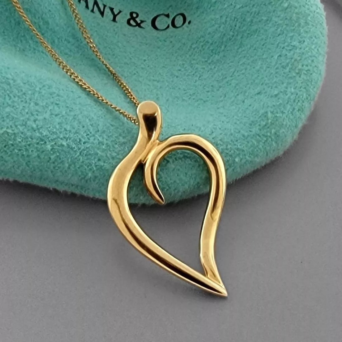 TIFFANY & Co. 18K YELLOW GOLD HEART LEAF NECKLACE WITH POUCH: TIFFANY & Co. 18K YELLOW GOLD NECKLACE Chain measure 18" Long Tiffany & Co. 18K yellow gold leaf necklace Pre-owned in excellent condition, please refer to pictures Tiffany pouch included Stamped - 19