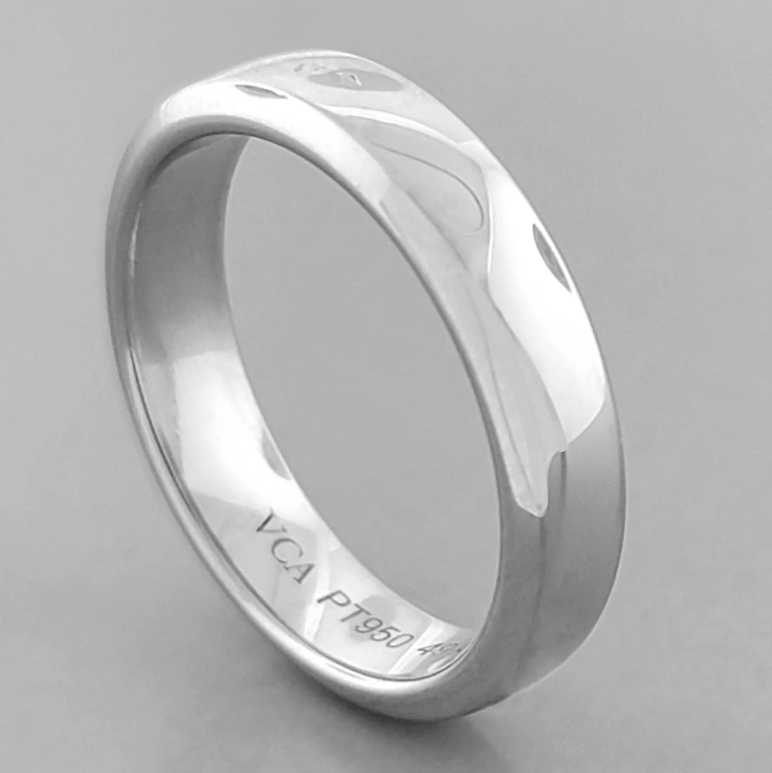 VAN CLEEF & ARPELS PLATINUM 4mm WEDDING BAND RING SIZE 5: VAN CLEEF & ARPELS WEDDING BAND RING SIZE 5 Ring size is a 5 Ring measures 4mm wide Van Cleef & Arpels Platinum wedding band Pre-owned in Excellent condition, please refer to pics Stamped - VCA PT950