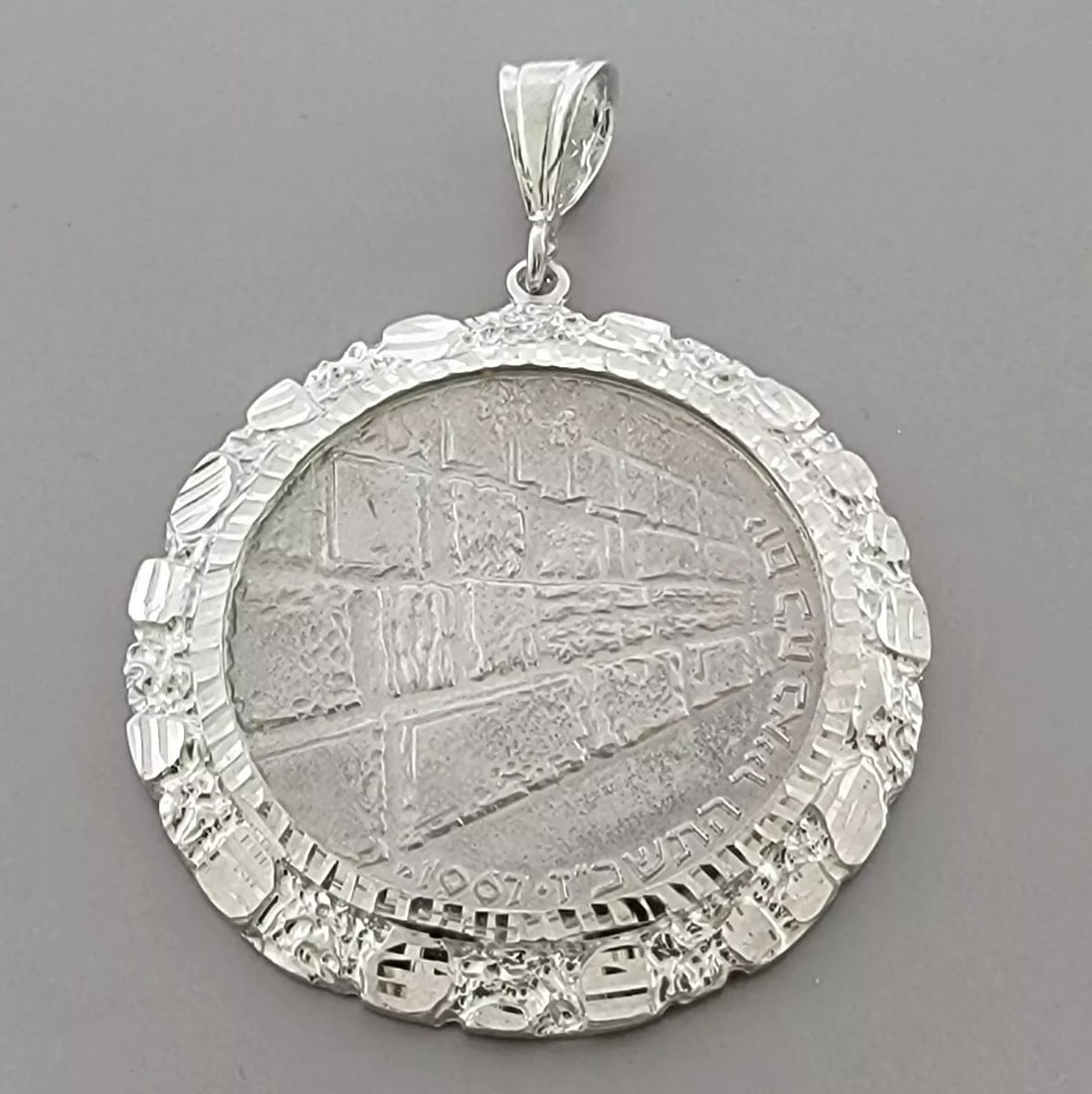 VINTAGE 1967 6 DAY WAR VICTORY ISRAEL COIN WAILING WALL SILVER NUGGET PENDANT: VINTAGE STERLING SILVER COIN Vintage 1967 Israel coin nugget bezel pendant Victory coin from Israel 6 day war Wailing wall (Kotel) 10 Lirot 0.900 Silver Measures 1.87" wide Coin is in good condition f
