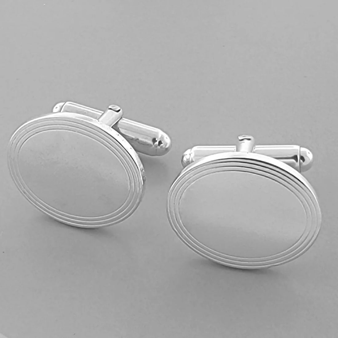 TIFFANY & Co. STERLING SILVER OVAL CUFFLINK (1 of 2)