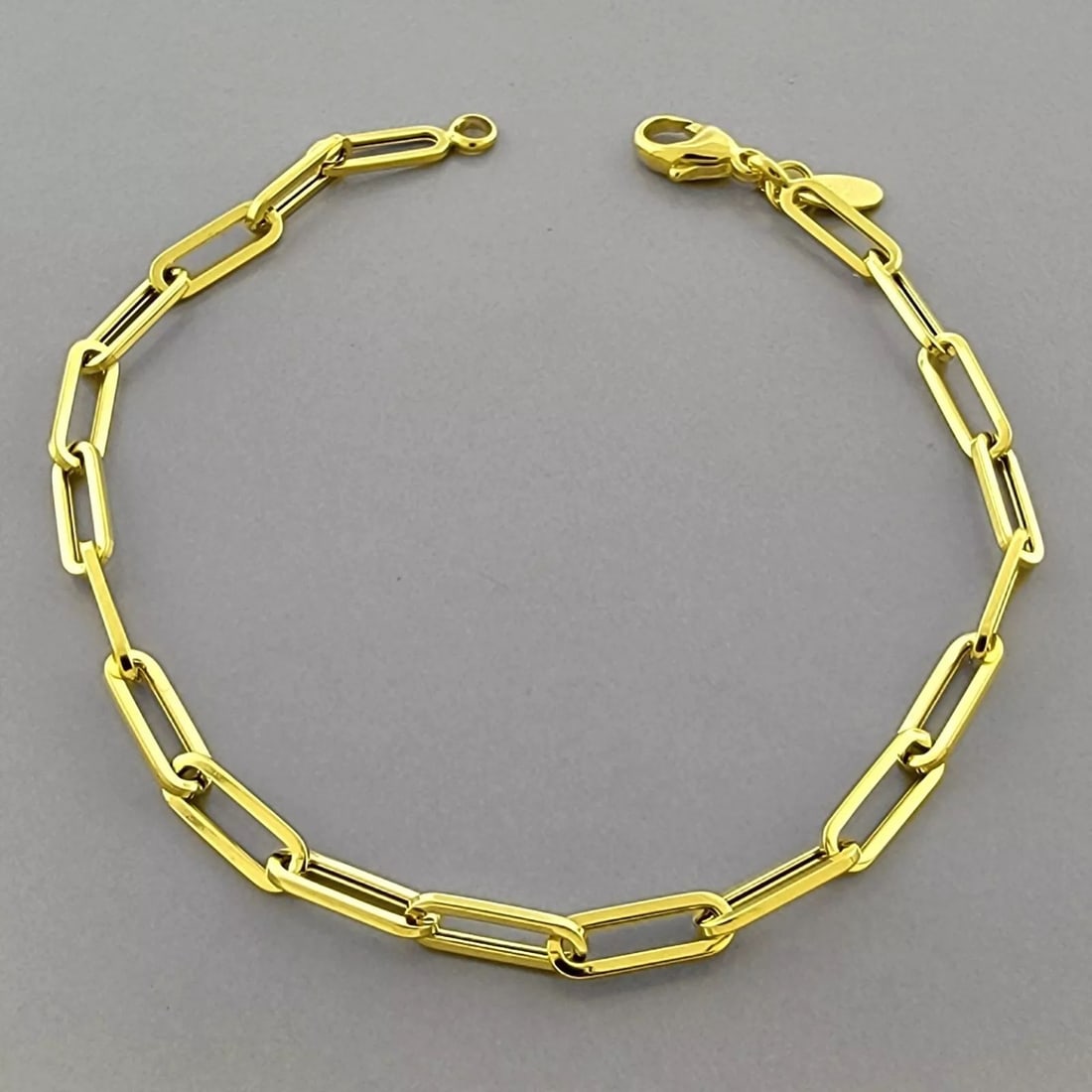 NEW 14K YELLOW GOLD PAPERCLIP LADIES BRACELET ITALY 8": NEW 14K YELLOW GOLD PAPERCLIP BRACELET Bracelet measures 8" Long Bracelet measure 4mm Wide New 14K yellow gold paperclip bracelet Lightweight semi hollow New Stamped 14K ITALY Total weight 3 grams