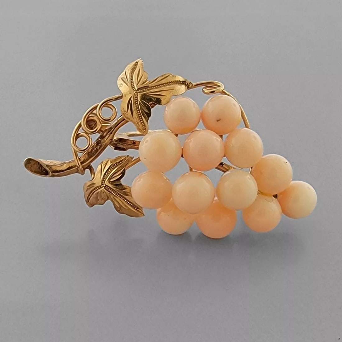 VINTAGE 18K YELLOW GOLD CLUSTER GRAPES CORAL PENDANT BROOCH PIN (1 of 2)