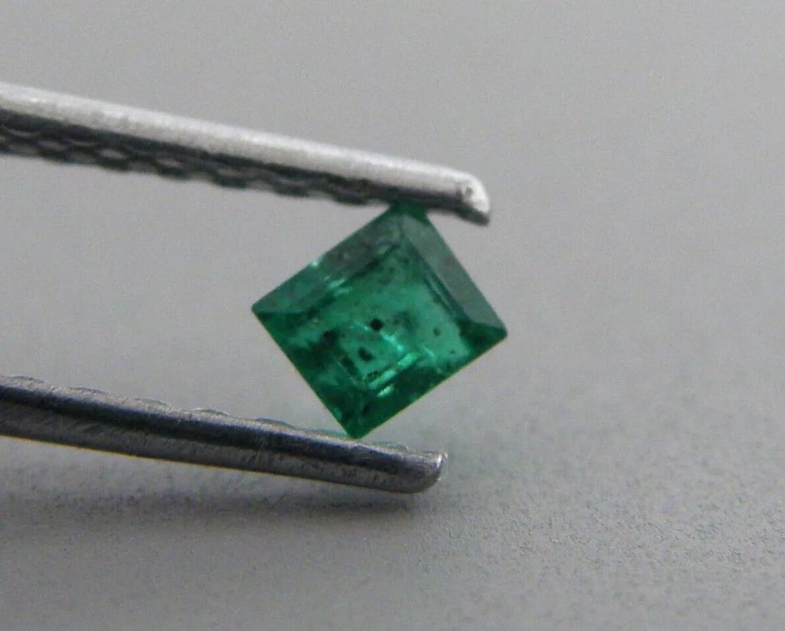 0.12ct NATURAL COLOMBIAN GREEN EMERALD EMERALD CUT 2.7 x 2.4mm: 0.12ct NATURAL COLOMBIAN GREEN EMERALD EMERALD CUT 2.7 x 2.4mm LOOSE NATURAL COLOMBIAN EMERALD Sale is for 1 natural green Emerald 0.12ct Measures 2.7x2.4mm Emerald cut Please refer to pics for clarit