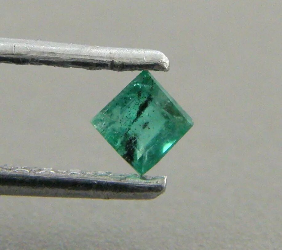 0.08ct NATURAL COLOMBIAN GREEN EMERALD PRINCESS CUT 2.3 x 2.3mm: 0.08ct NATURAL COLOMBIAN GREEN EMERALD PRINCESS CUT 2.3 x 2.3mm LOOSE NATURAL COLOMBIAN EMERALD Sale is for 1 natural green Emerald 0.08ct Measures 2.3x2.3mm Princess cut Please refer to pics for clar