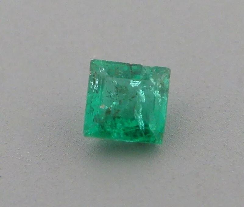 0.16ct NATURAL COLOMBIAN GREEN EMERALD PRINCESS CUT 2.9 x 2.9mm: 0.16ct NATURAL COLOMBIAN GREEN EMERALD PRINCESS CUT 2.9 x 2.9mm LOOSE NATURAL COLOMBIAN EMERALD Sale is for 1 natural green Emerald 0.16ct Measures 2.9x2.9mm Princess cut Please refer to pics for clar
