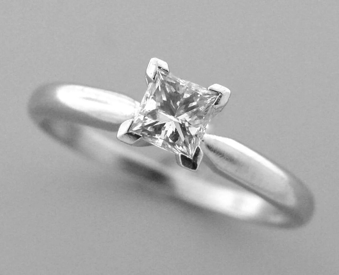0.32ct 14k WHITE GOLD DIAMOND ENGAGEMENT RING SOLITAIRE H SI1 PRINCESS: 14K DIAMOND ENGAGEMENT RING SIZE 5 Ring size is a 5 (can easily be sized by your local jeweler) 14K princess cut diamond solitaire Diamond is 0.32ct H color SI1-SI2 clarity Pre-owned, in excellent con