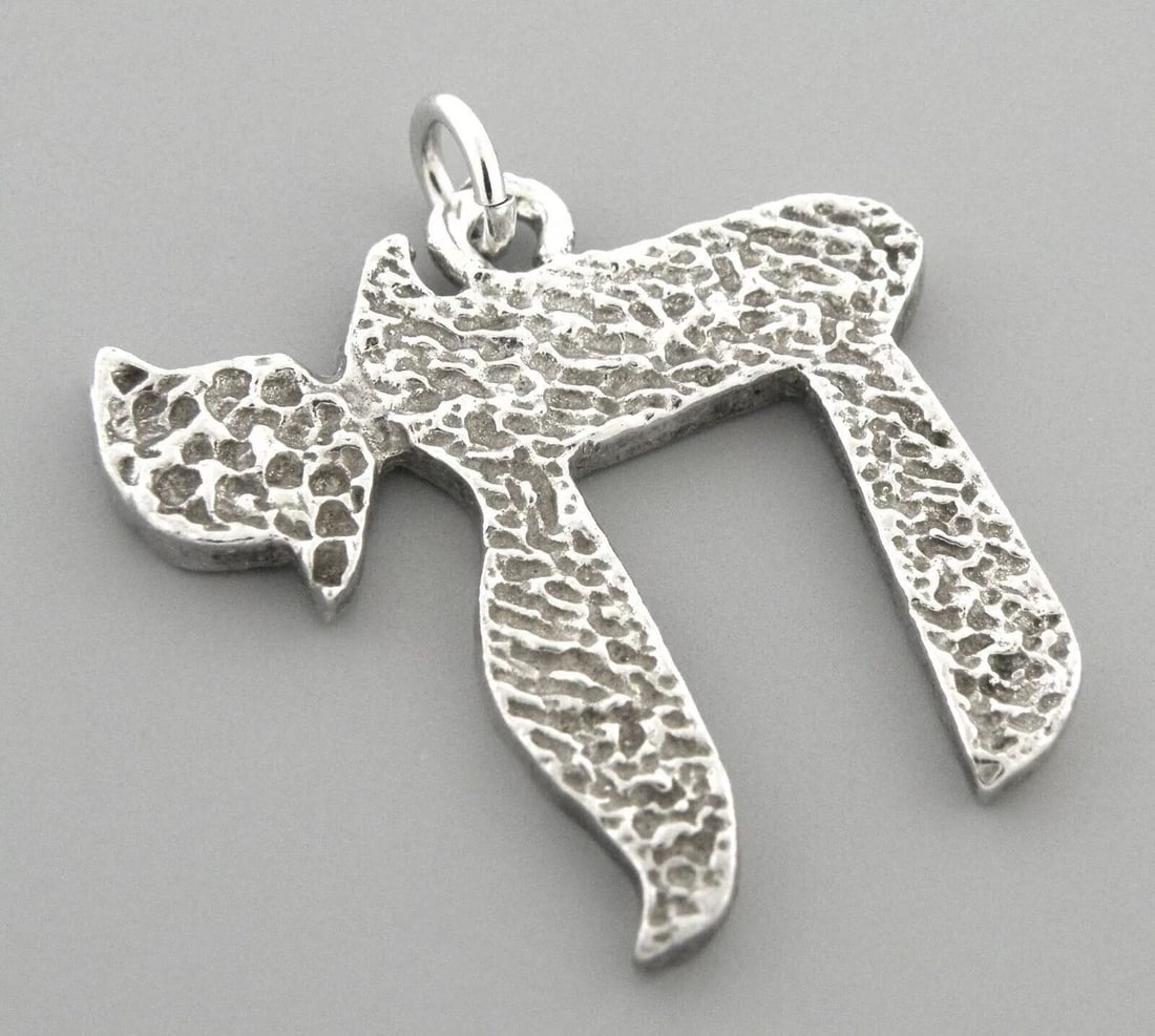 VINTAGE 10K WHITE GOLD HAI LIFE JUDAICA LARGE PENDANT: VINTAGE 10K WHITE GOLD HAI PENDANT Pendant measures 1.41" H x 1.26" W 10K white gold Vintage pre-owned in excellent condition, please refer to pics Acid Tested 10K gold, stamped with old European hall