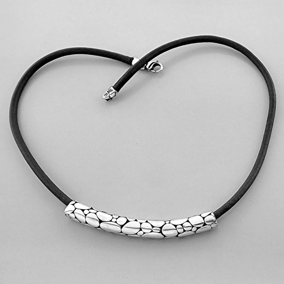 JOHN HARDY STERLING SILVER PEBBLE CORD NECKLACE: JOHN HARDY 18K STERLING SILVER NECKLACE Necklace measure 16" Long Pendant measures 2.54" Long x 0.54" Wide John Hardy Sterling silver pebble cord Necklace Pre-owned in good condition, please refer to