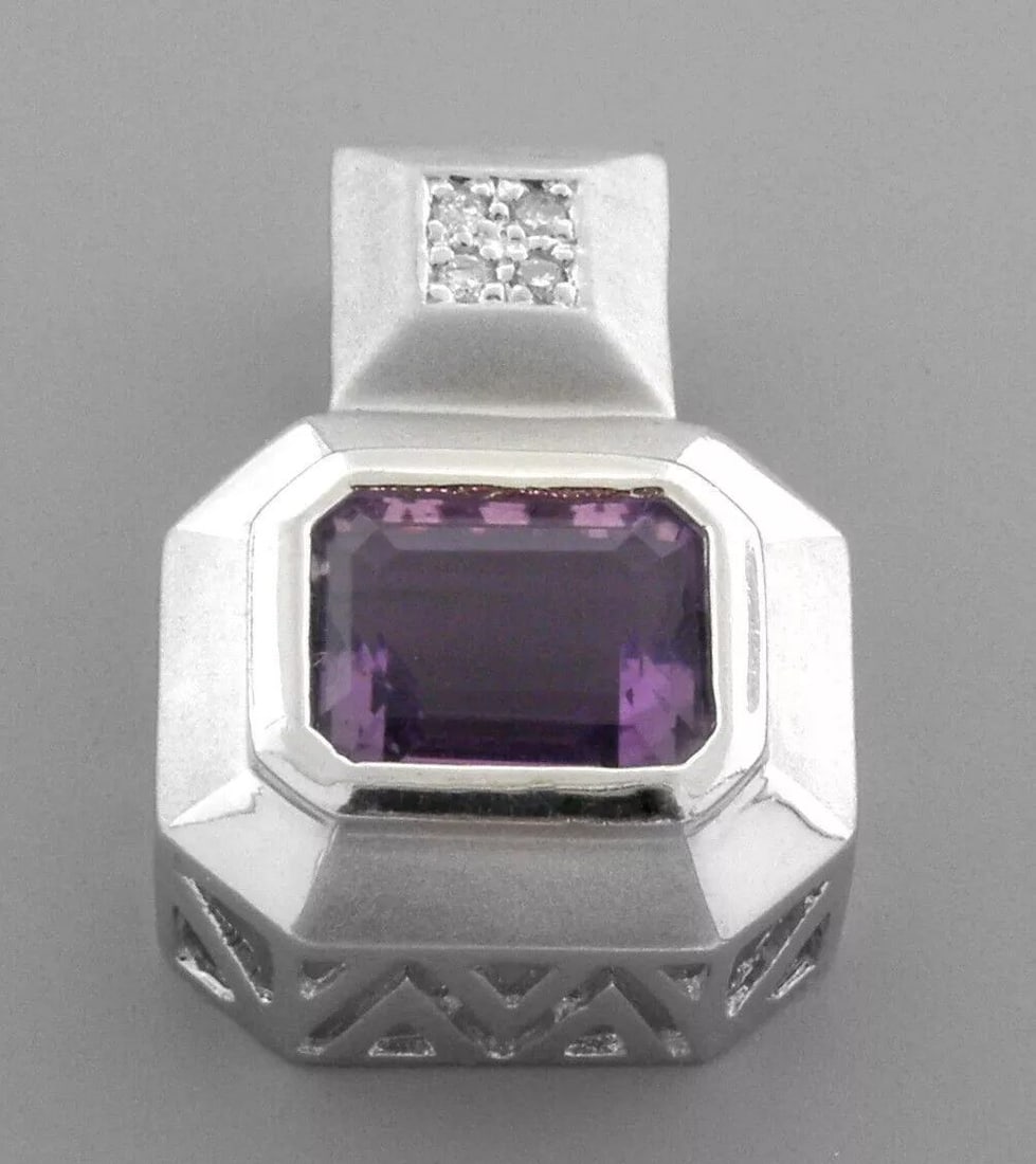 14K WHITE GOLD PURPLE AMETHYST AND DIAMOND PENDANT: 14K WHITE GOLD DIAMOND AND AMETHYST PENDANT Pendant measures 0.87" H x 0.63" W 14K White gold 4 Diamonds x 0.01ct = 0.04ct 1 Emerald cut Amethyst 10x8MM Pre-owned in excellent condition, please refer