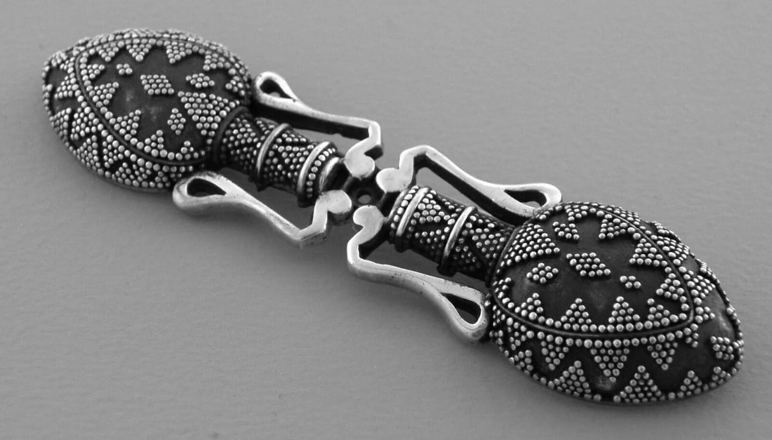 VINTAGE JOHN HARDY STERLING SILVER WATER PITCHER BROOCH PIN: JOHN HARDY STERLING SILVER BROOCH Brooch measure 3.44" W X 0.86" H Brooch is Vintage pre-owned, in good condition, please refer to pictures Signed John Hardy, INDONESIA 925 Total weight 34.5 grams