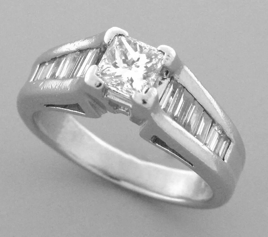 VINTAGE 1ct PLATINUM DIAMOND ENGAGEMENT RING BAGUETTE & PRINCESS CUT (1 of 2)