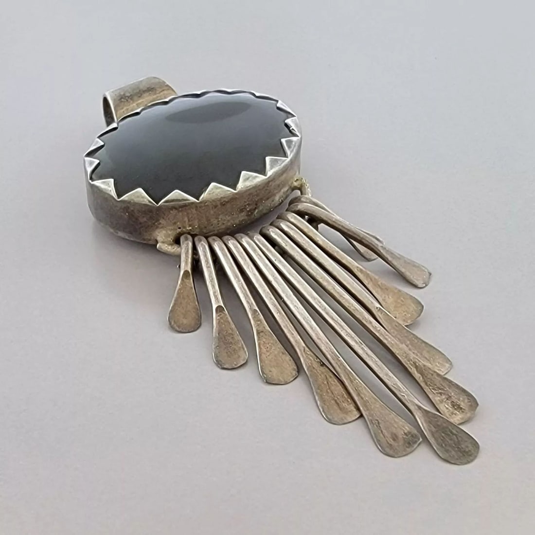 VINTAGE BEAUTIFUL LARGE STERLING SILVER DANGLE ONYX PENDANT MEXICO: VINTAGE STERLING SILVER PENDANT Vintage sterling silver black onyx dangle oval Pendant Measures 2.97" H x 1.23" W Vintage, Pre-owned, in good condition for its age, minor wear due to age, please refer