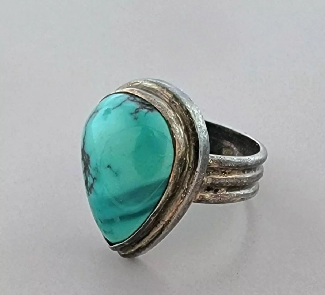 VINTAGE SOUTHWESTERN STERLING SILVER CABOCHON PEAR SHAPE TURQUOISE RING (1 of 2)