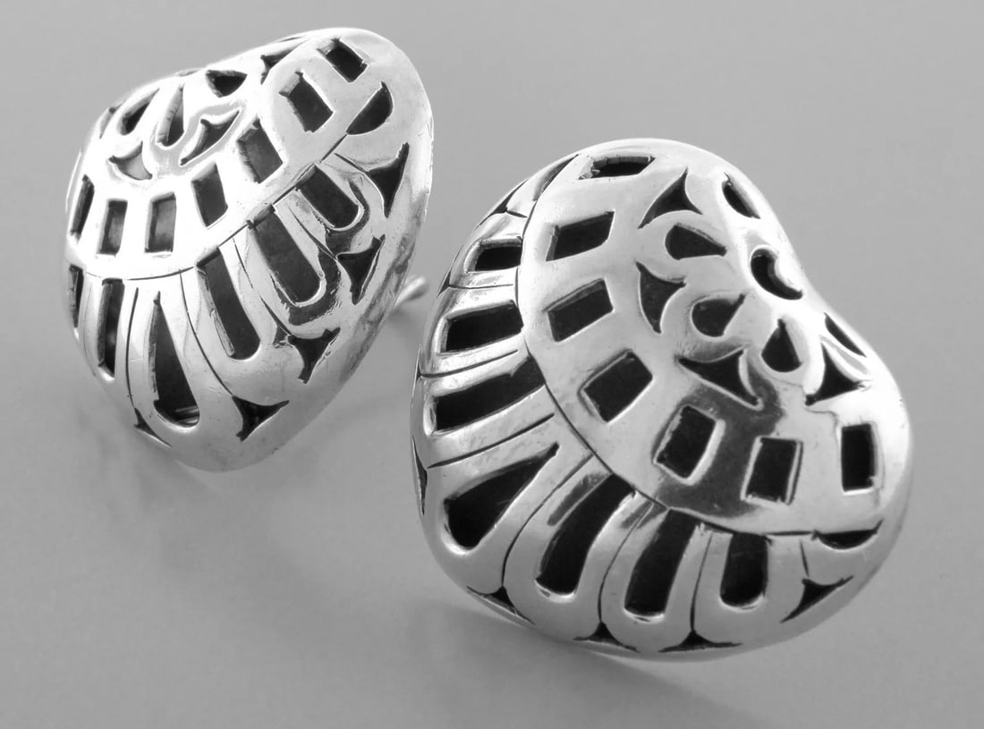 VINTAGE JOHN HARDY STERLING SILVER LARGE HEART EARRINGS: VINTAGE TURQUOISE STERLING SILVER PENDANT Southwestern Kingman Turquoise sterling silver Pendant Pendant measures 1.80" L x 1.02" W 1 Turquoise measures 1.01" x 0.78" Vintage, Pre-owned, in good condi