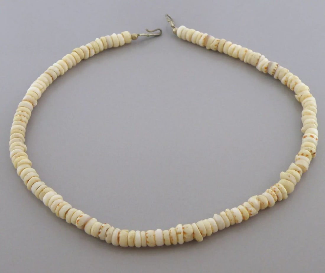 VINTAGE BEAUTIFUL STERLING SILVER SHELL NECKLACE (1 of 2)
