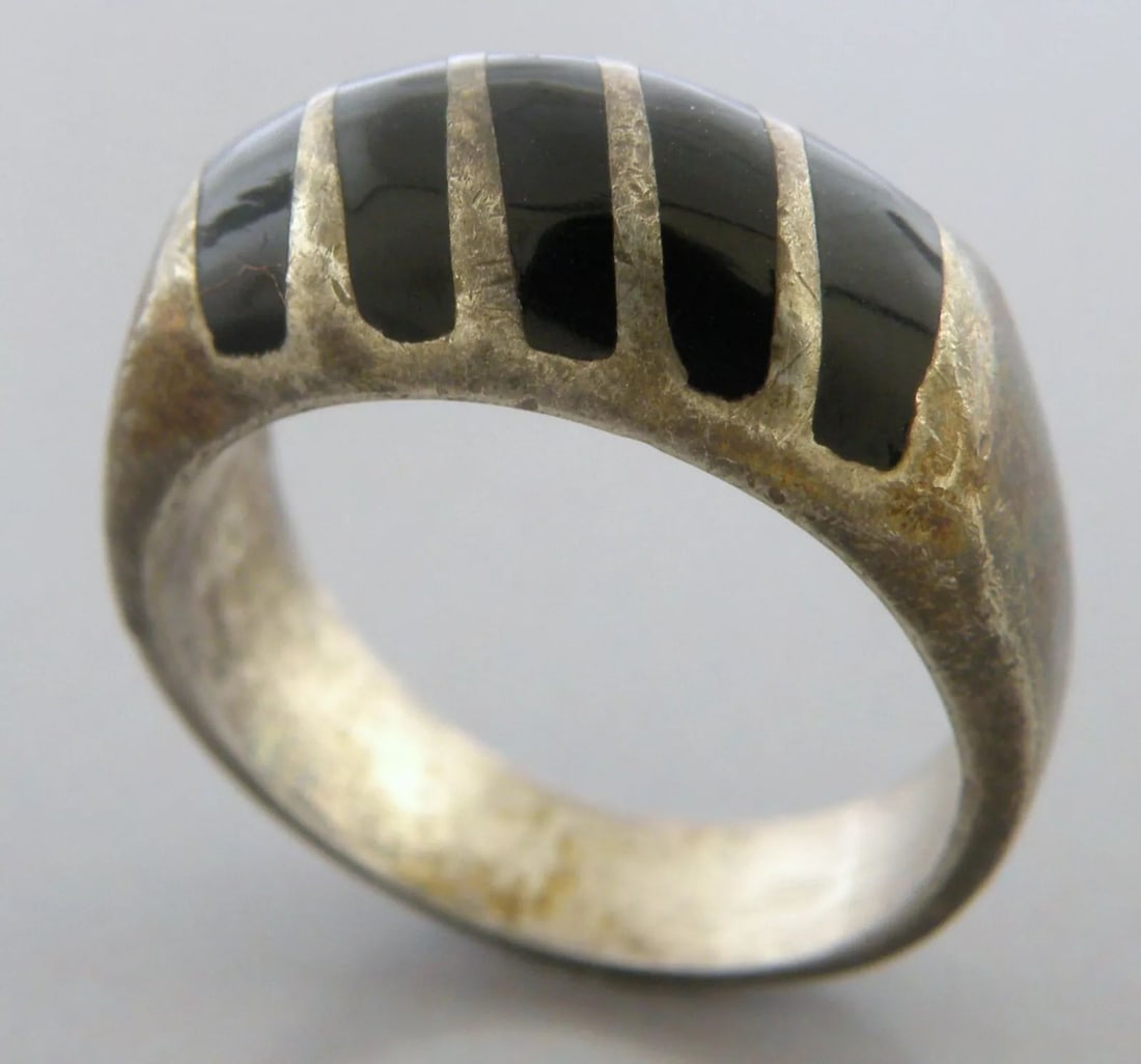 VINTAGE BEAUTIFUL STERLING SILVER BLACK ONYX DOME RING MEXICO: VINTAGE ONYX STERLING SILVER RING Vintage Mexican Onyx sterling silver ring Size 7.5 Ring measures 0.34" wide in top Vintage, Pre-owned, in good condition for its age, please refer to pics Due to age