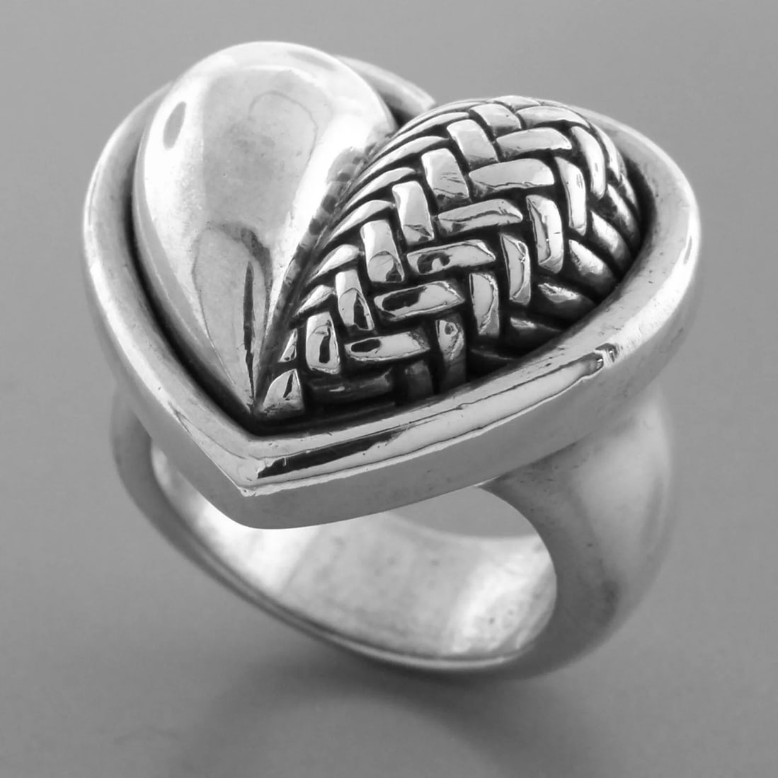 KIESELSTEIN CORD STERLING SILVER LADIES PUFFED HEART RING SIZE 6: KIESELSTEIN CORD STERLING SILVER RING Size 6 Head Measures 0.91" W X 0.83" H Kieselstein cord Sterling silver puffed heart ring Pre-owned, in good condition, please refer to pics Stamped KIESELSTEIN C