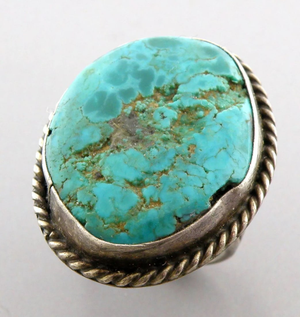 VINTAGE BEAUTIFUL NAVAJO STERLING SILVER LARGE TURQUOISE RING (1 of 2)