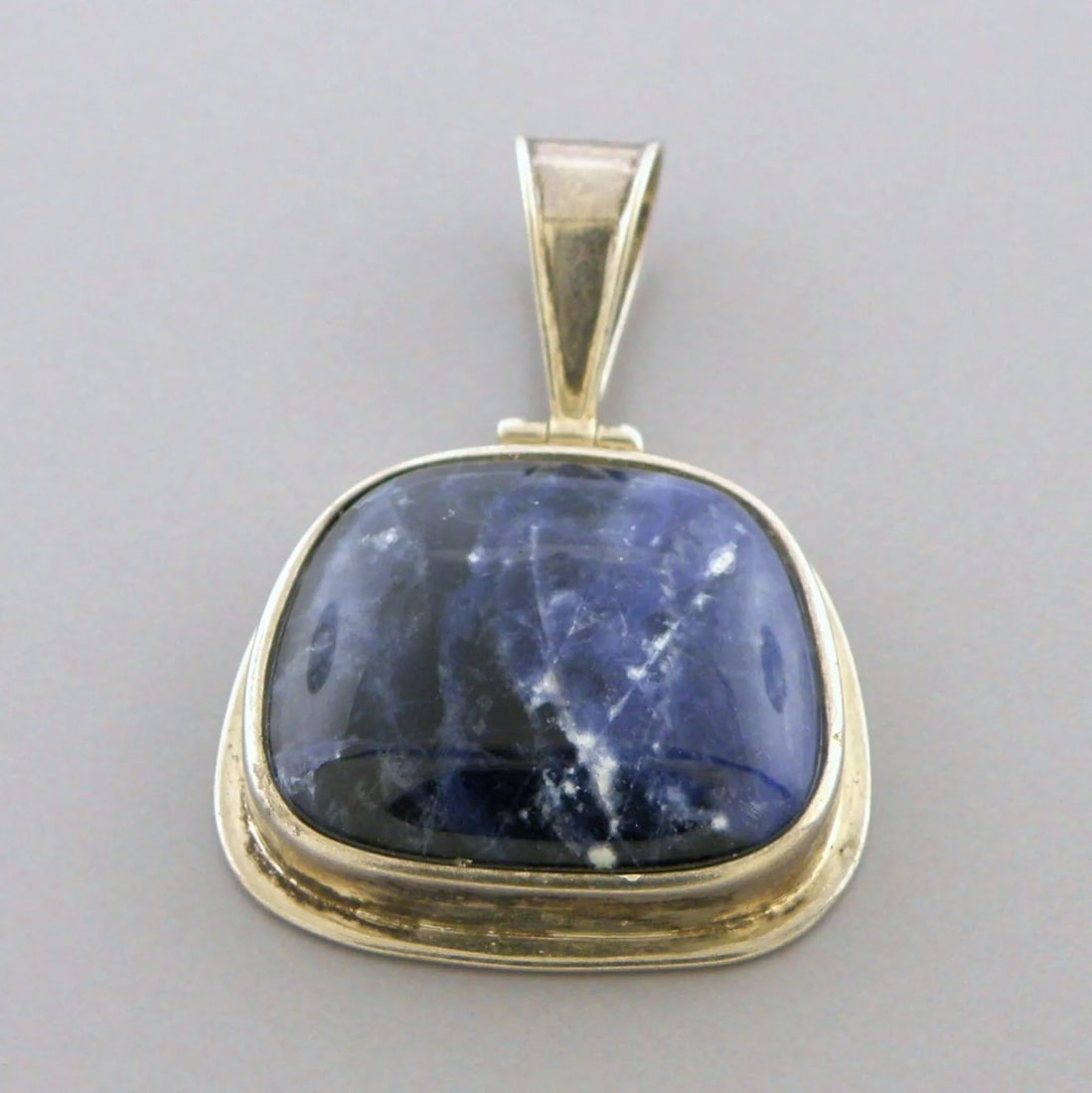 VINTAGE BEAUTIFUL STERLING SILVER SODALITE PENDANT (1 of 2)