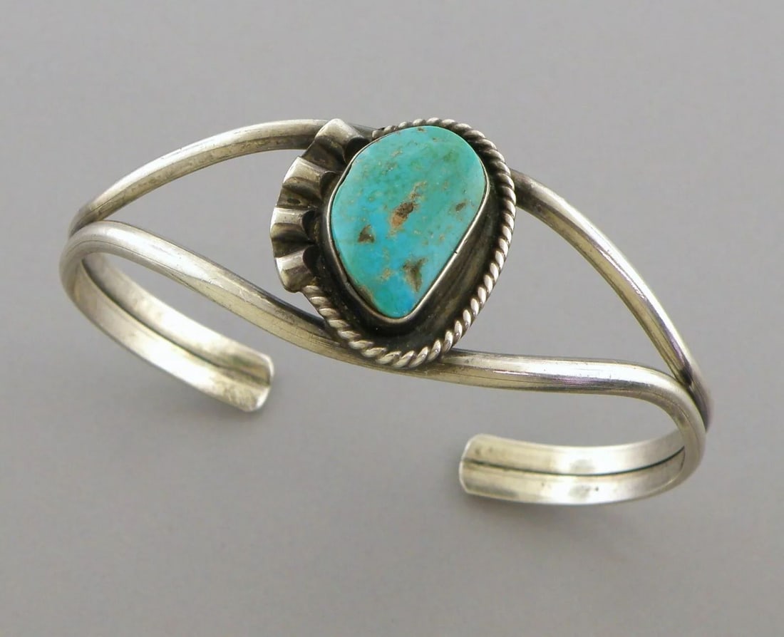 VINTAGE BEAUTIFUL NAVAJO STERLING SILVER TURQUOISE CUFF BANGLE BRACELET (1 of 2)