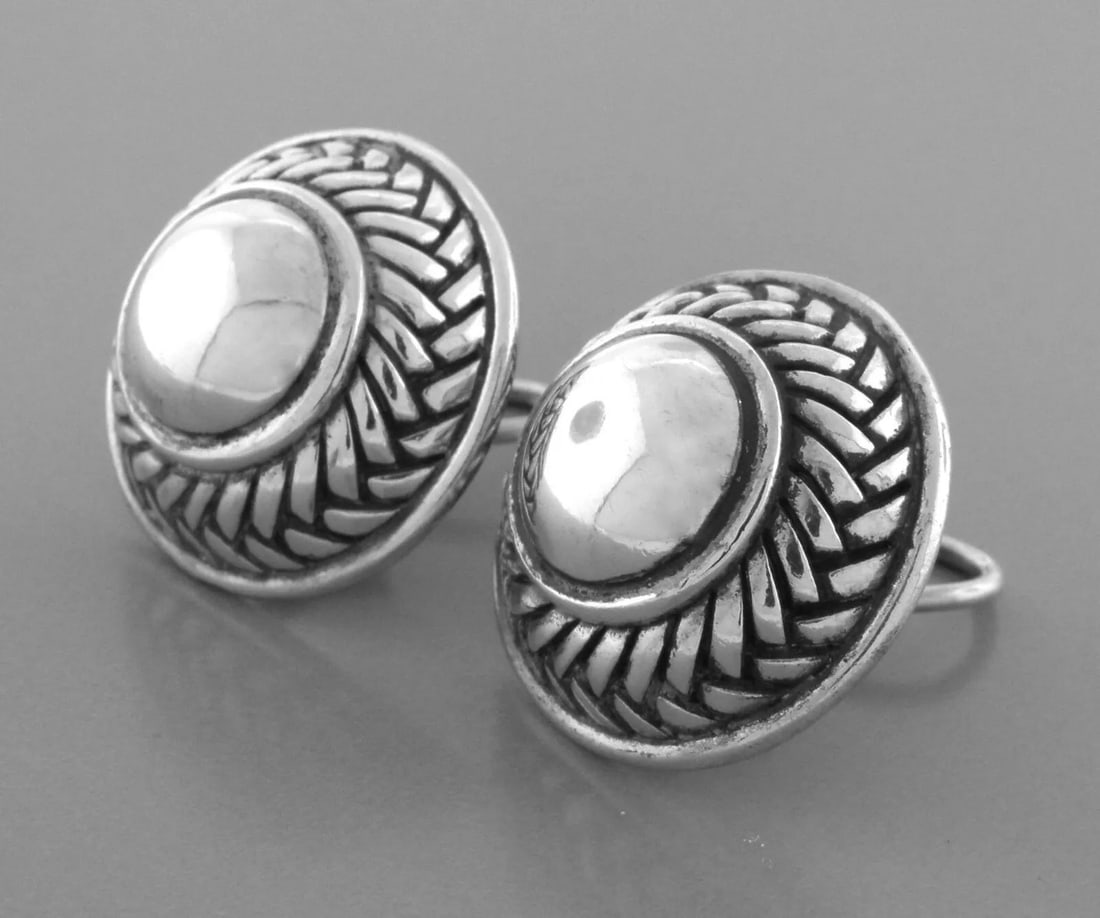 KIESELSTEIN CORD STERLING SILVER CIRCLE DOME WOVEN EARRINGS CLIP ON: KIESELSTEIN CORD STERLING SILVER EARRINGS Measures 0.95" in diameter Kieselstein cord Sterling silver circle dome Earrings Pre-owned, in good condition, please refer to pics Stamped KIESELSTEIN CORD 1