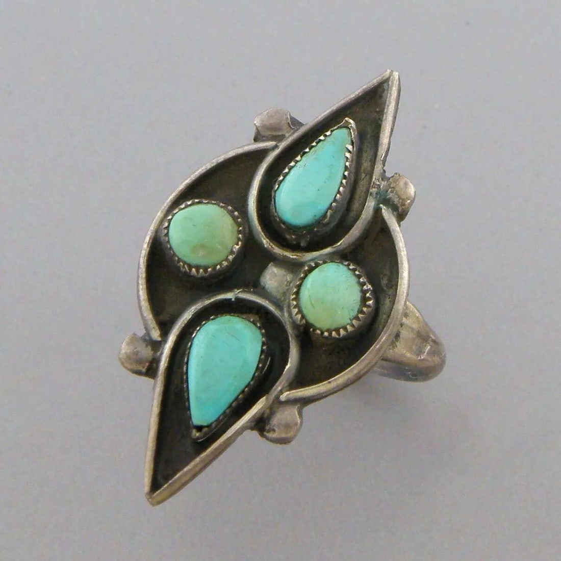 VINTAGE BEAUTIFUL NAVAJO STERLING SILVER TURQUOISE RING (1 of 2)