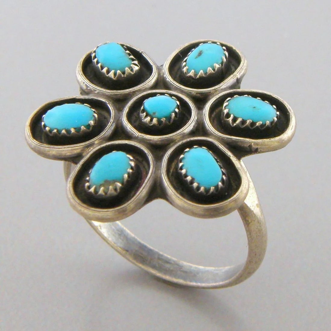 VINTAGE ZUNI PETIT POINT STERLING SILVER TURQUOISE FLOWER RING SIZE 7.5 (1 of 2)
