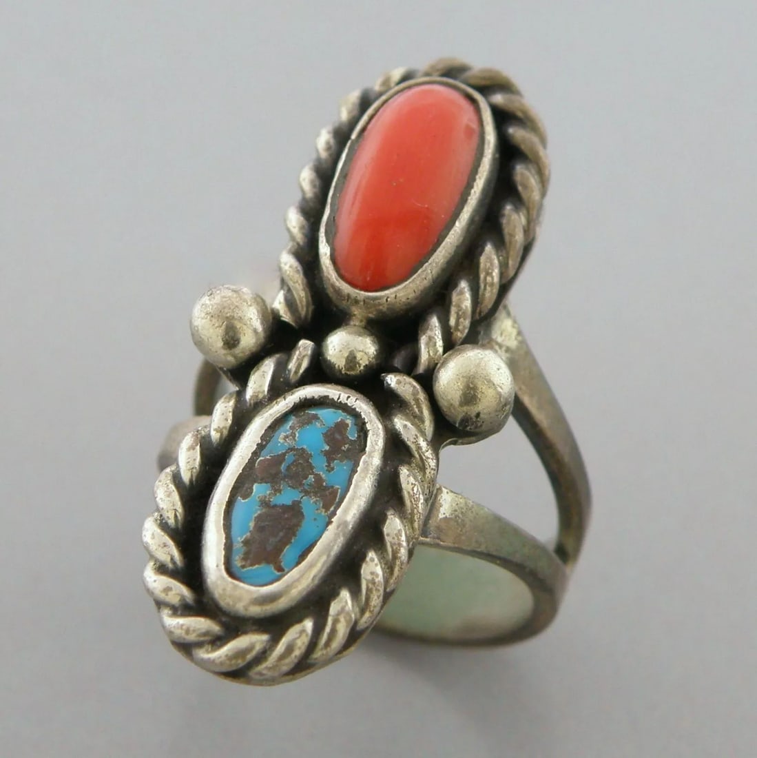 VINTAGE BEAUTIFUL NAVAJO STERLING SILVER TURQUOISE CORAL RING (1 of 2)