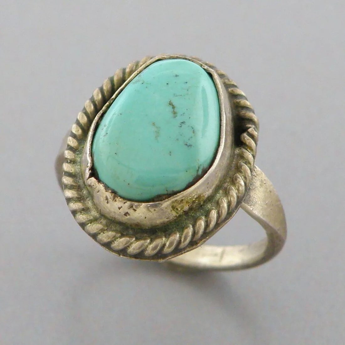 VINTAGE BEAUTIFUL NAVAJO STERLING SILVER TURQUOISE RING SIZE 2: VINTAGE TURQUOISE STERLING SILVER RING Vintage Navajo Turquoise sterling silver ring Size 2 Ring head measures 0.58" H x 0.46" W Vintage, Pre-owned, in good condition for its age, please refer to pics