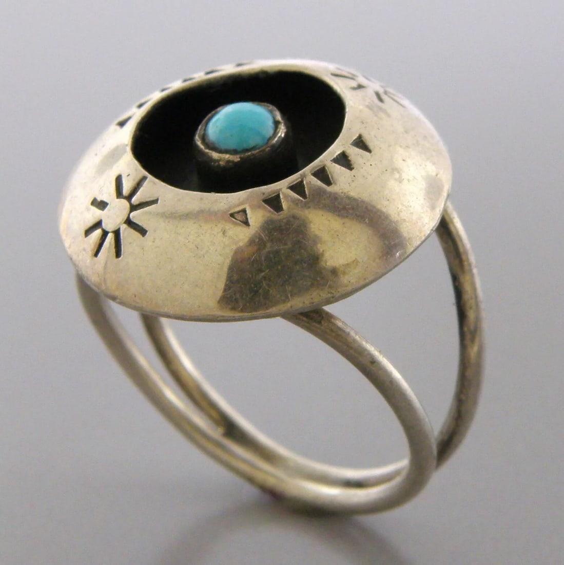 VINTAGE BEAUTIFUL NAVAJO STERLING SILVER SHADOWBOX TURQUOISE RING (1 of 2)