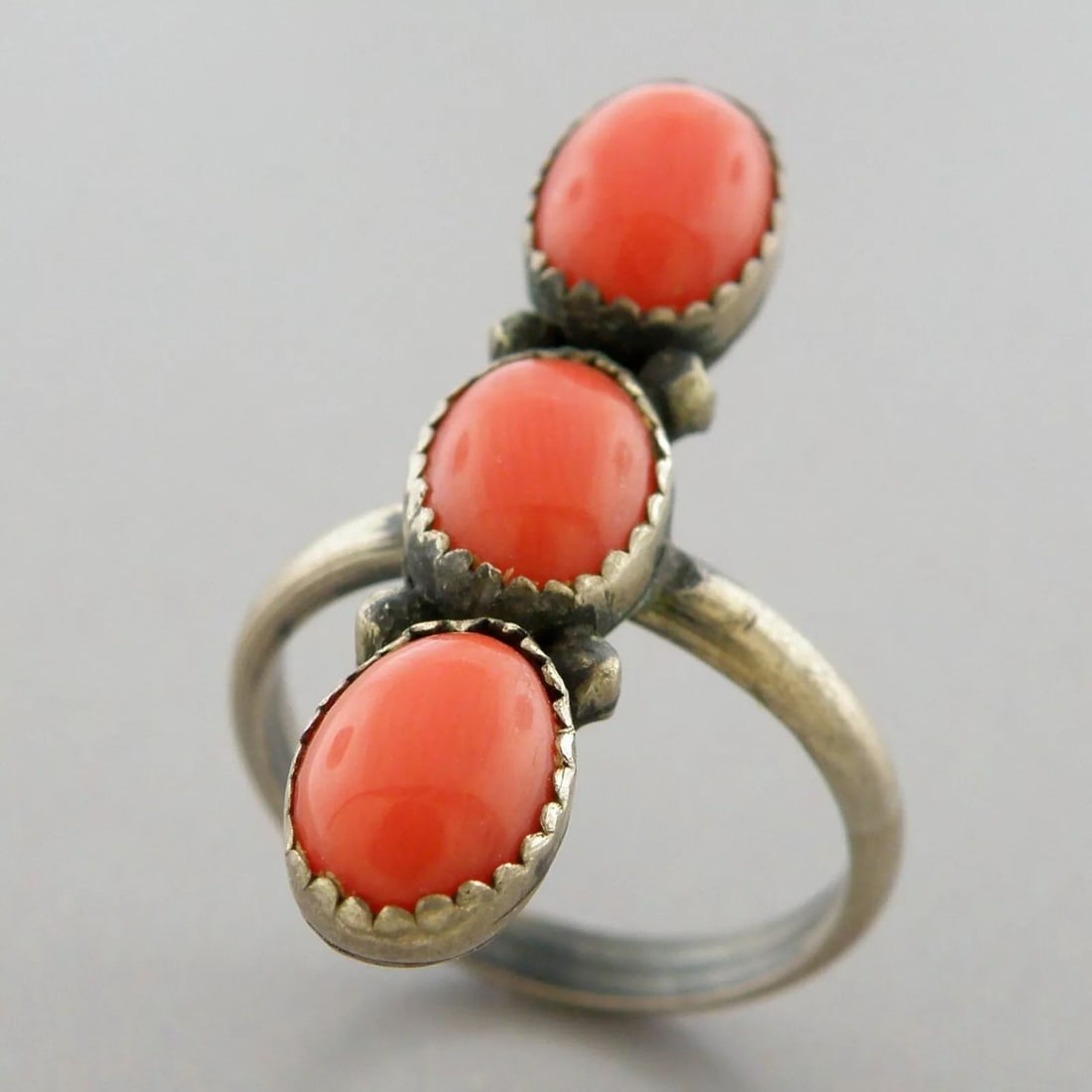 VINTAGE BEAUTIFUL NAVAJO STERLING SILVER OX BLOOD TRIPLE CORAL RING (1 of 2)