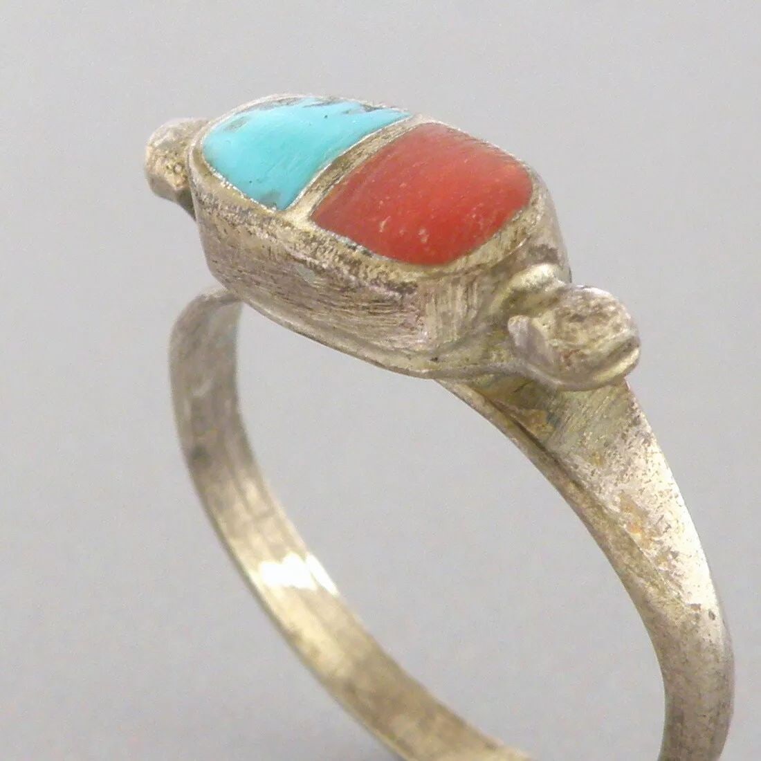 VINTAGE NAVAJO STERLING SILVER CORAL & TURQUOISE INLAY RING SIZE 5: VINTAGE TURQUOISE STERLING SILVER RING Vintage Navajo Turquoise & coral inlay sterling silver ring Size 5 Ring Measures 0.23" H x 0.62" W Vintage, Pre-owned, in good condition for its age, please refe