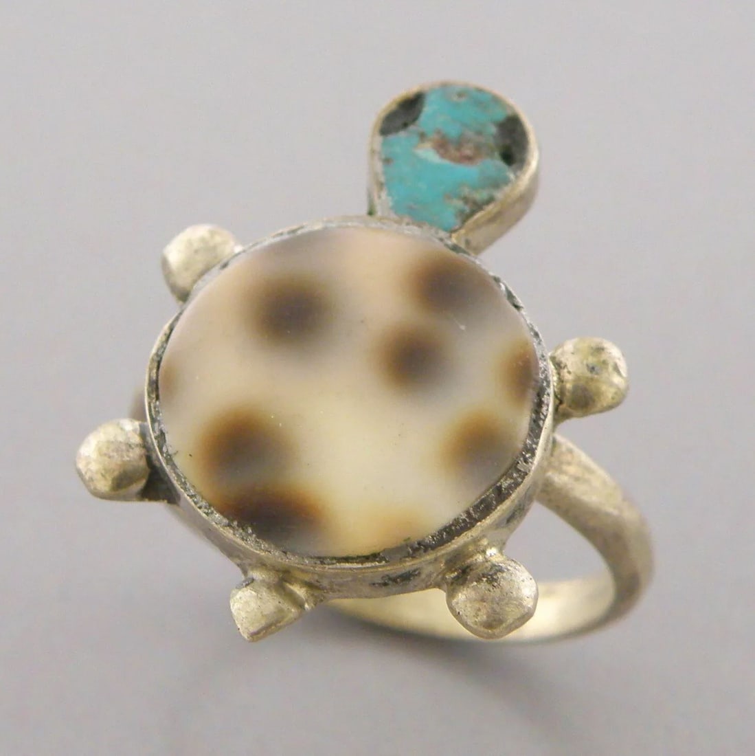 VINTAGE ZUNI STERLING SILVER SHELL TURQUOISE TURTLE RING (1 of 2)