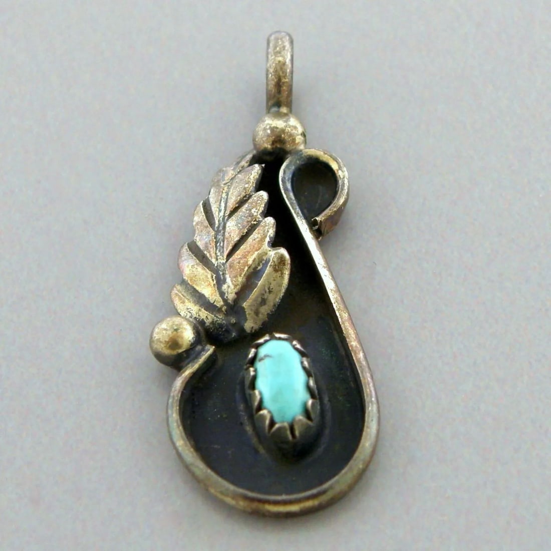 VINTAGE NAVAJO STERLING SILVER TURQUOISE PEAR SHAPE PENDANT (1 of 2)